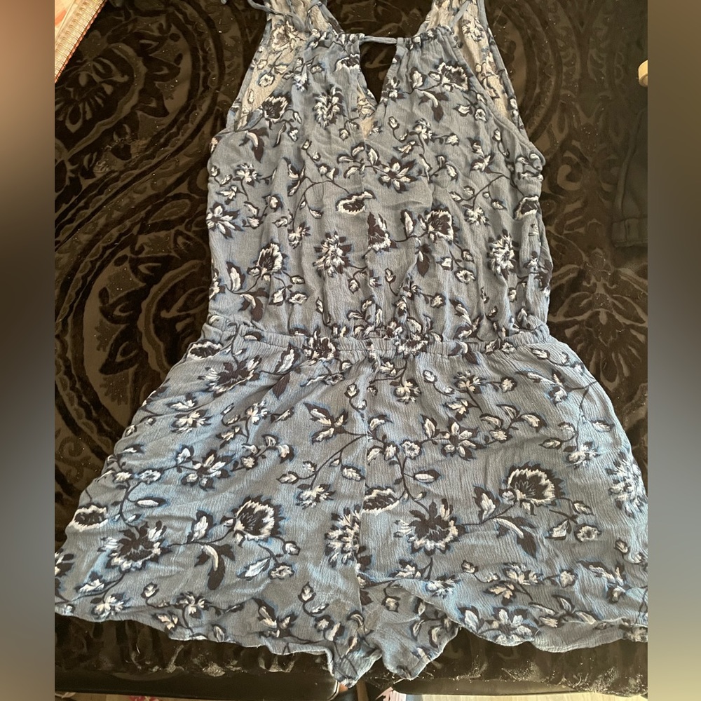LOOKS BEAUTIFUL ON! ITS A SHORT DRESS KIND OF THING.REALLY CUTE